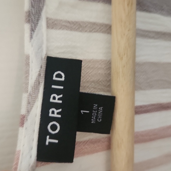 Torrid Rayon Crepe Tie-front Dolman Striped V-Neck Button-Down Top Size 1 - Picture 3 of 9